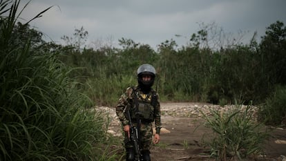 Un militar colombiano sostiene fusil en un paso peatonal en la frontera con Venezuela, en marzo de 2023.