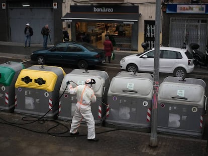 Un tècnic municipal desinfectant contenidors a Nou Barris.