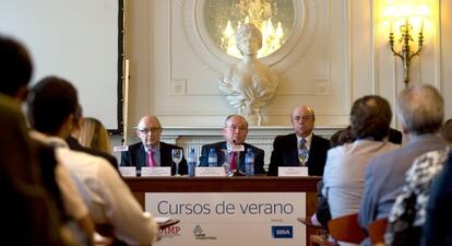 El ministro de Hacienda, Cristóbal Montoro; el rector de la UIMP, César Nombela; y el presidente del BBVA, Francisco González.