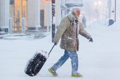 Un hombre camina con su maleta por una calle de Búfalo, en el Estado de Nueva York.
