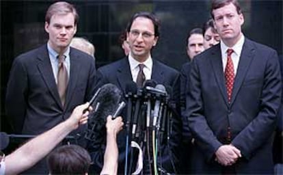 De izquierda a derecha: Matt Friedich, Andrew Weissmann y Sam Buell, los fiscales del juicio contra Andersen.