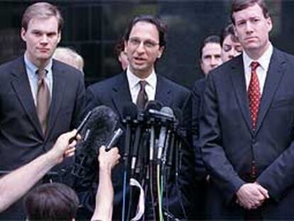 De izquierda a derecha: Matt Friedich, Andrew Weissmann y Sam Buell, los fiscales del juicio contra Andersen.