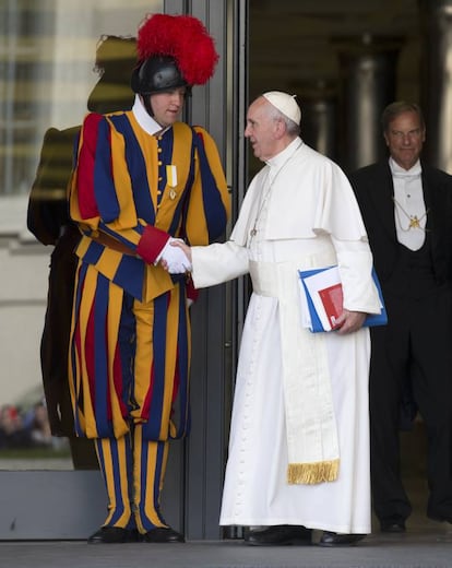 El papa Francisco saluda a un miembro de la guardia suiza, el 16 de octubre de 2015.
