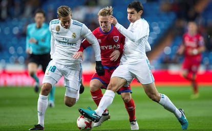 Llorente y Jesús Vallejo intentan arrebatar el balón a Daniel Nieto durante el partido de vuelta de octavos de final de la Copa del Rey.