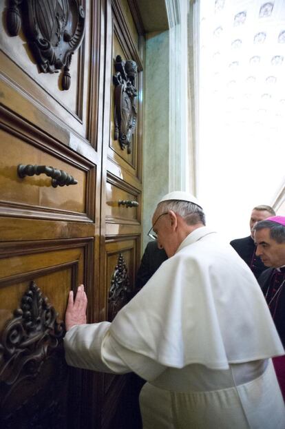 El papa Francisco visita la residencia pontificia en el Vaticano el 14 de marzo de 2013.