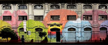 Obra del grafitero Blu en la calle del Porto Fluviale, en el barrio de Ostiense de Roma.