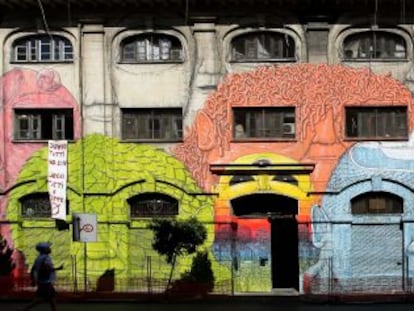 Obra do grafiteiro Blu na rua do Porto Fluviale, no bairro romano de Ostiense.