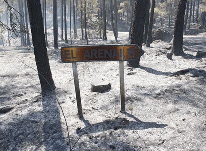 Indicativo de la localidad avileña del Arenal, Ávila, una de las localidades más afectadas por el incendio forestal.