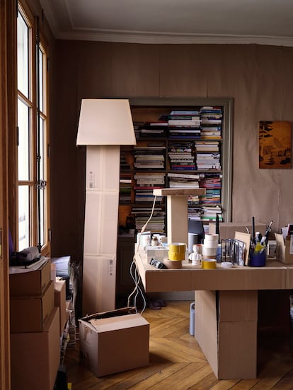 Nuriev no está interesado en la permanencia ni “en la idea de objetos que heredarás”. En su estudio, los muebles son de cartón.