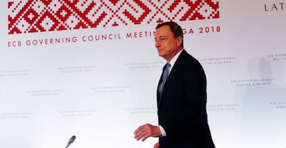 El presidente del BCE, Mario Draghi, llegando el jueves a la rueda de prensa pos-consejo de gobierno de la entidad, en Riga (Letonia).