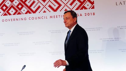 El presidente del BCE, Mario Draghi, llegando el jueves a la rueda de prensa pos-consejo de gobierno de la entidad, en Riga (Letonia).