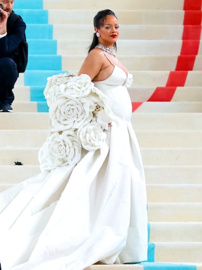 La de este año no ha sido la primera ocasión en la que la artista ha posado luciendo embarazo en la gala Met. En la edición de 2023, que celebraba el legado de Karl Lagerfeld, deslumbró de blanco con un diseño de alta costura creado por Valentino. Además de triunfar en la música, se ha erigido como icono de estilo, protagonizado campañas publicitarias para firmas como Dior (de cuya fragancia J'Adore es imagen), ha sido actriz (protagonizó 'Guava Island' en 2019 con Donald Glover) y se ha coronado como empresaria de éxito con su marca de belleza Fenty Beauty, que lanzó en 2017. No tuvo tanto éxito su aventura en el mundo de la moda, Fenty Maison, que arrancó en 2019 y cerró apenas dos años después, en 2021. En su faceta empresarial sí que mantiene su línea de lencería, Savage x Fenty, que creó en 2018.