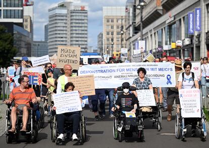 Participantes en una manifestación por la inclusión y visibilidad de las personas con la enfermedad neuroinmunológica encefalomielitis miálgica el pasado 08 de agosto de 2024 en Berlín