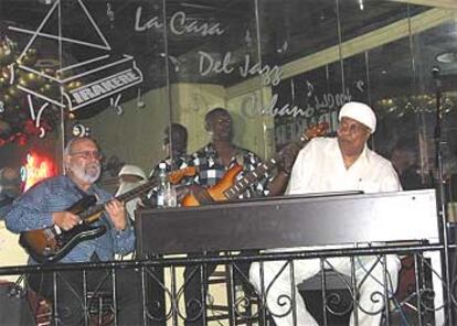 Chucho Valdés, con su grupo en el Irakere Jazz Club, recién inaugurado en La Habana.