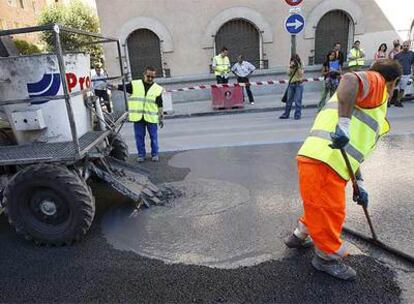 Trabajos de pavimentación en un tramo de la calle Martín de los Heros con la mezcla con óxido de titanio.