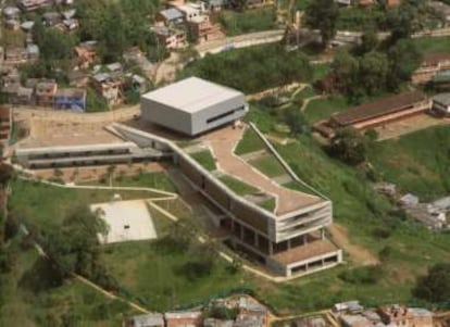 Colegio en Medellín. Levantado en 2008 en la colonia Santo Domingo Savio por Obranegra Arquitectos, la cubierta del centro escolar es una plaza mirador.