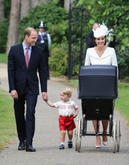 Los duques de Cambridge, con sus hijos camino del templo.