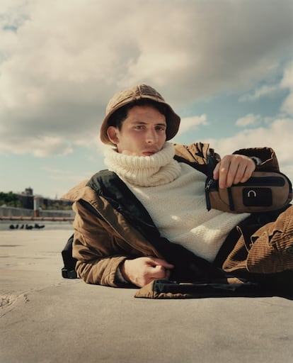 El actor, que posa con la nueva colección Eye/LOEWE/Nature de Loewe, combina las grandes producciones con el teatro clásico.