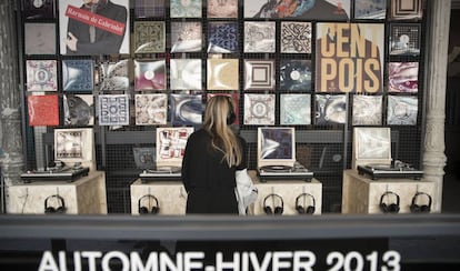 Detalle de tienda efímera que ha instalado Hèrmes en Madrid, en la que se funde la música con su colección de pañuelos.