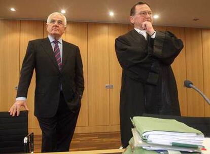 Peter Hartz (izquierda), junto a su abogado, en la sede de la Audiencia Provincial de Braunschweig (Alemania).