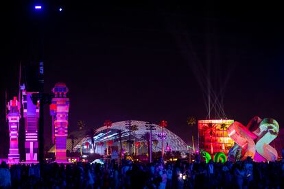  Una vista del horizonte nocturno durante el segundo día del festival. 