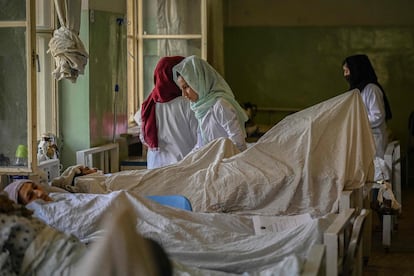 Enfermeras afganas atienden a pacientes del hospital Wazir Akbar Khan de Kabul el 1 de septiembre.