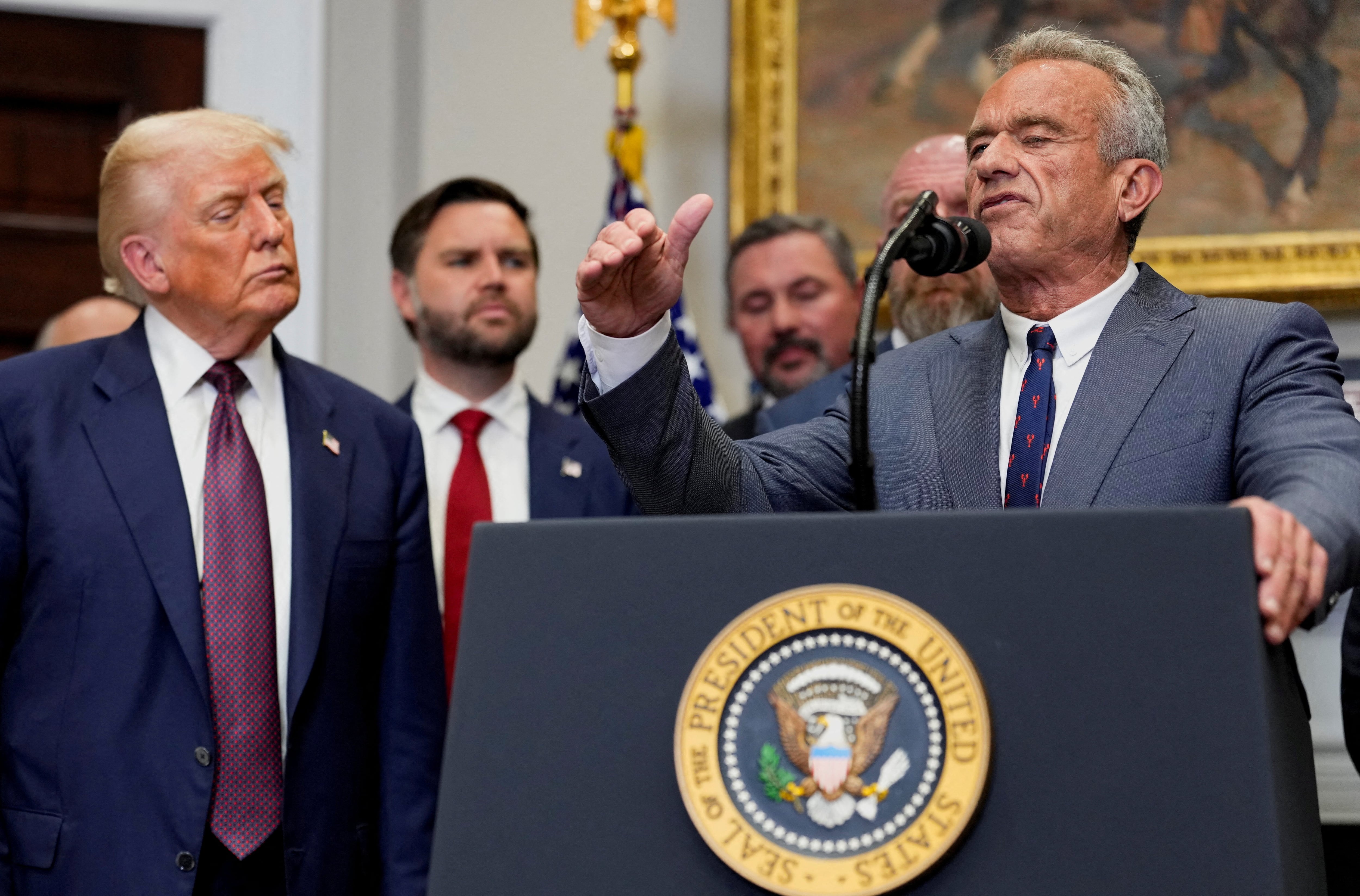 El secretario de Salud de EE UU, Robert F. Kennedy Jr, junto a Trump.