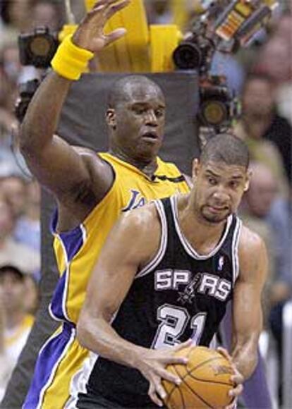 Tim Duncan intenta zafarse de Shaquille O&#39;Neal.