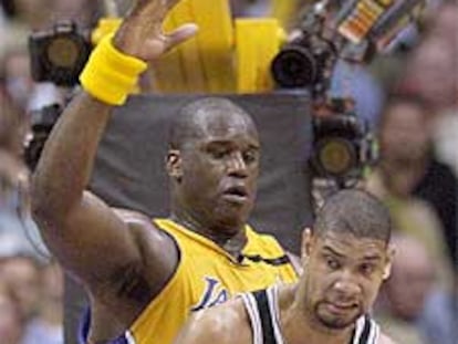 Tim Duncan intenta zafarse de Shaquille O'Neal.