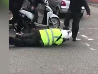 La policía detiene a un joven de 20 años y busca a cinco más que golpearon a la víctima antes de robarle la moto