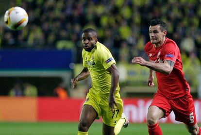 El defensa del Liverpool Dejan Lovren (d) y Cedric Bakambu del Villarreal pelean por la pelota.