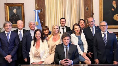 Javier Milei, en el centro, con su hermana, Karina, sentada detrás a la izquierda, y los nuevos ministros, en la reunión en la que juraron sus cargos.
