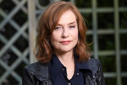 Isabelle Huppert (64 años)

Isabelle Huppert estaría, sin duda, en la lista de las mujeres más elegantes del mundo. La musa del cine europeo encarna a la perfección el deseado estilo francés y lo mismo defiende un delicado vestido de noche que unos vaqueros con camiseta y gafas de sol. Su mantra es la sencillez tanto a la hora de vestir como a la de peinarse o maquillarse, pasando de quitarse años y mostrando con orgullo las líneas de expresión de su rostro.