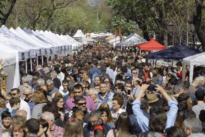 La Rambla de Catalunya, plena al migdia. 