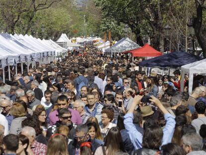 La Rambla de Catalunya, plena al migdia. 