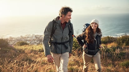 Una pareja caminado por el campo.