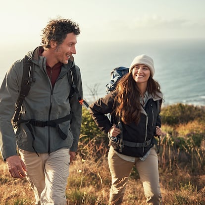 Una pareja caminado por el campo.