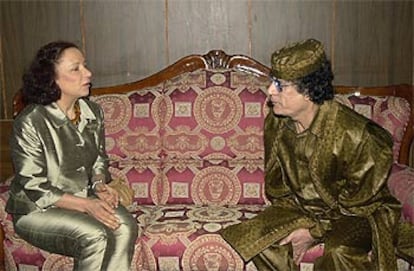 Ana Palacio, con el presidente de Libia, Muammar el Gaddafi, durante la entrevista que mantuvieron ayer en Trípoli.