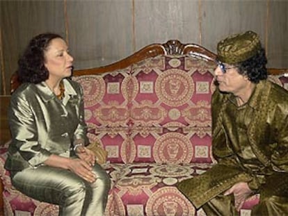 Ana Palacio, con el presidente de Libia, Muammar el Gaddafi, durante la entrevista que mantuvieron ayer en Trípoli.