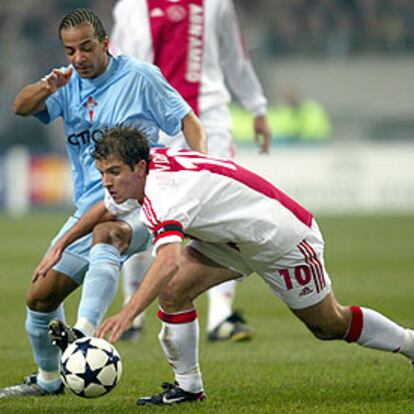 Luccin corta un avance de Van der Vaart, el capitán del Ajax.