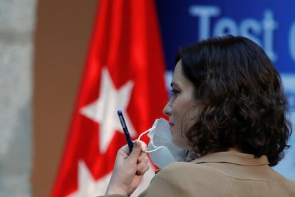 Isabel Díaz Ayuso, durante la firma de los convenios con los colegios de farmacéuticos y de odontólogos.