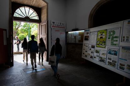 Alumnos del instituto Rosalia de Castro, en Santiago de Compostela.