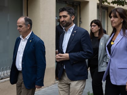 Los líderes de Junts, Jordi Turull (izquierda), Jordi Puigneró y Laura Borràs, a su llegada el jueves a la sede del partido.