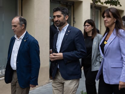 En la imagen, de izquierda a derecha, Jordi Turull, Jordi Puigneró y Laura Borràs llegan a la sede de Junts.