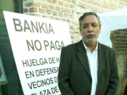 Julio Setién, con el cartel que denuncia la situación.