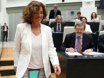 Ana Botella antes de intervenir en el pleno del Ayuntamiento, a su lado, el portavoz del PSOE, Jaime Lissavetzky.