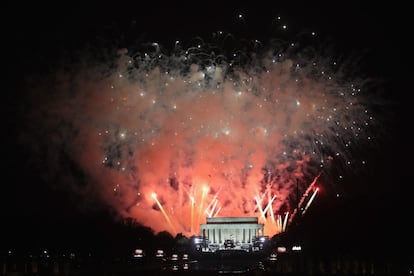 Fuegos artificiales tras la inauguración de las celebraciones por la investidura del presidente electo, Donald Trump, en Washington DC.