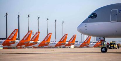 Airbus A350 de Qatar Airways, junto a aviones de EasyJet, en el aeropuerto de Berlín-Brandenburgo Willy Brandt.