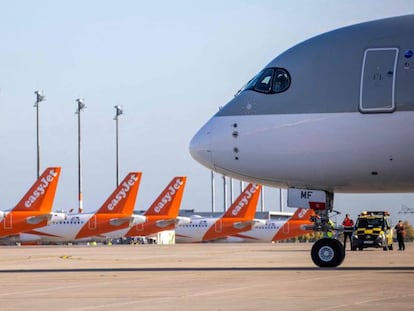 Airbus A350 de Qatar Airways, junto a aviones de EasyJet, en el aeropuerto de Berlín-Brandenburgo Willy Brandt.