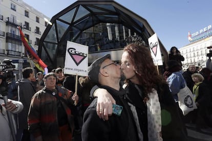 Carla Antonelli (derecha) es la única mujer transexual que ejerce el cargo de diputada en España